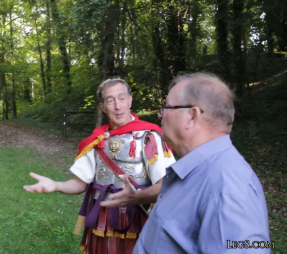 Discussion entre un légionnaire romain et Henri Léchenet à propos du camp de la VIIIe légion