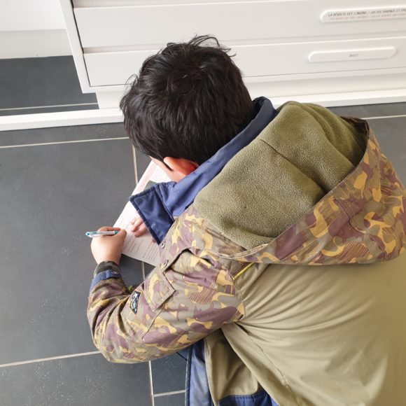 Enfant faisant le livret