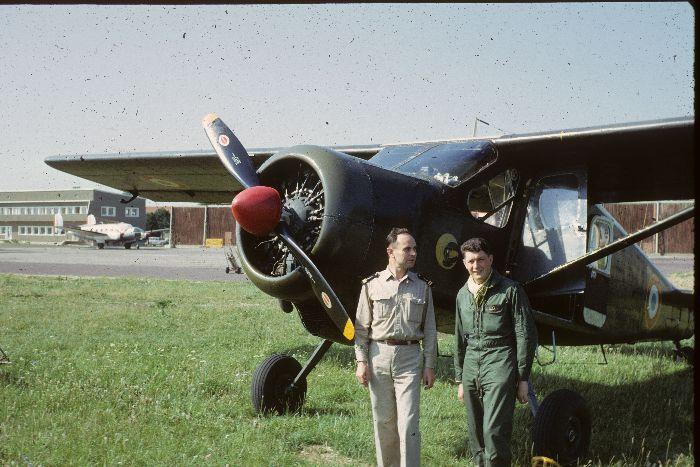 René Goguey posant à côté de son avion, le Broussard